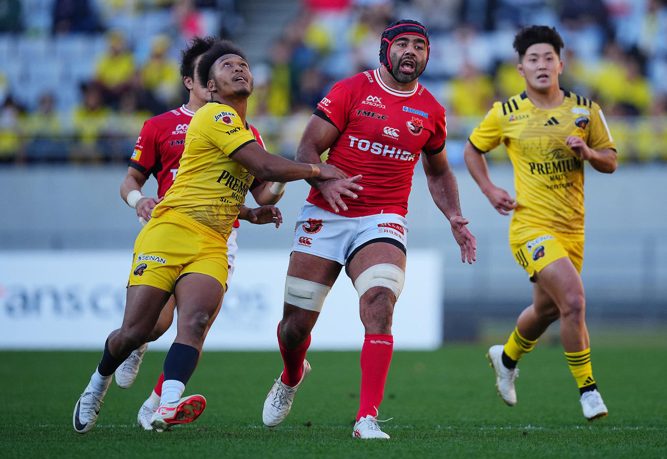 東京SG対BL東京　前半、ボールを追いかける東京SG・WTB松島（左）と東京BL・NO8のリーチ（中央）（撮影・垰建太）