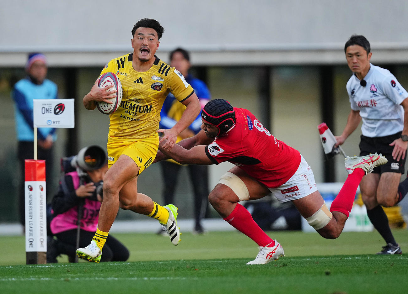 東京SG対BL東京　前半、BL東京No8リーチ（右）のタックルをかわし突破する東京SG・WTB尾崎晟（撮影・垰建太）