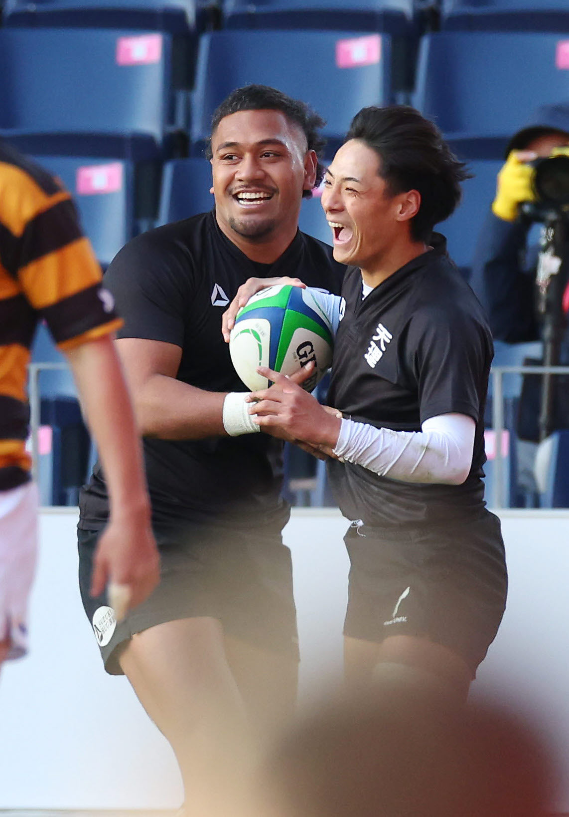 天理大対慶大　後半、トライを決め笑顔を見せる天理大WTB藤原。左はCTBマナセ・ハビリ（撮影・前田充）