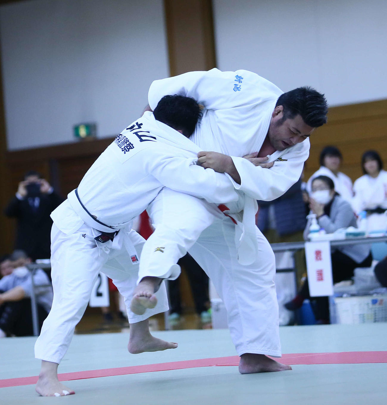男子決勝　技を仕掛ける西潟（右）