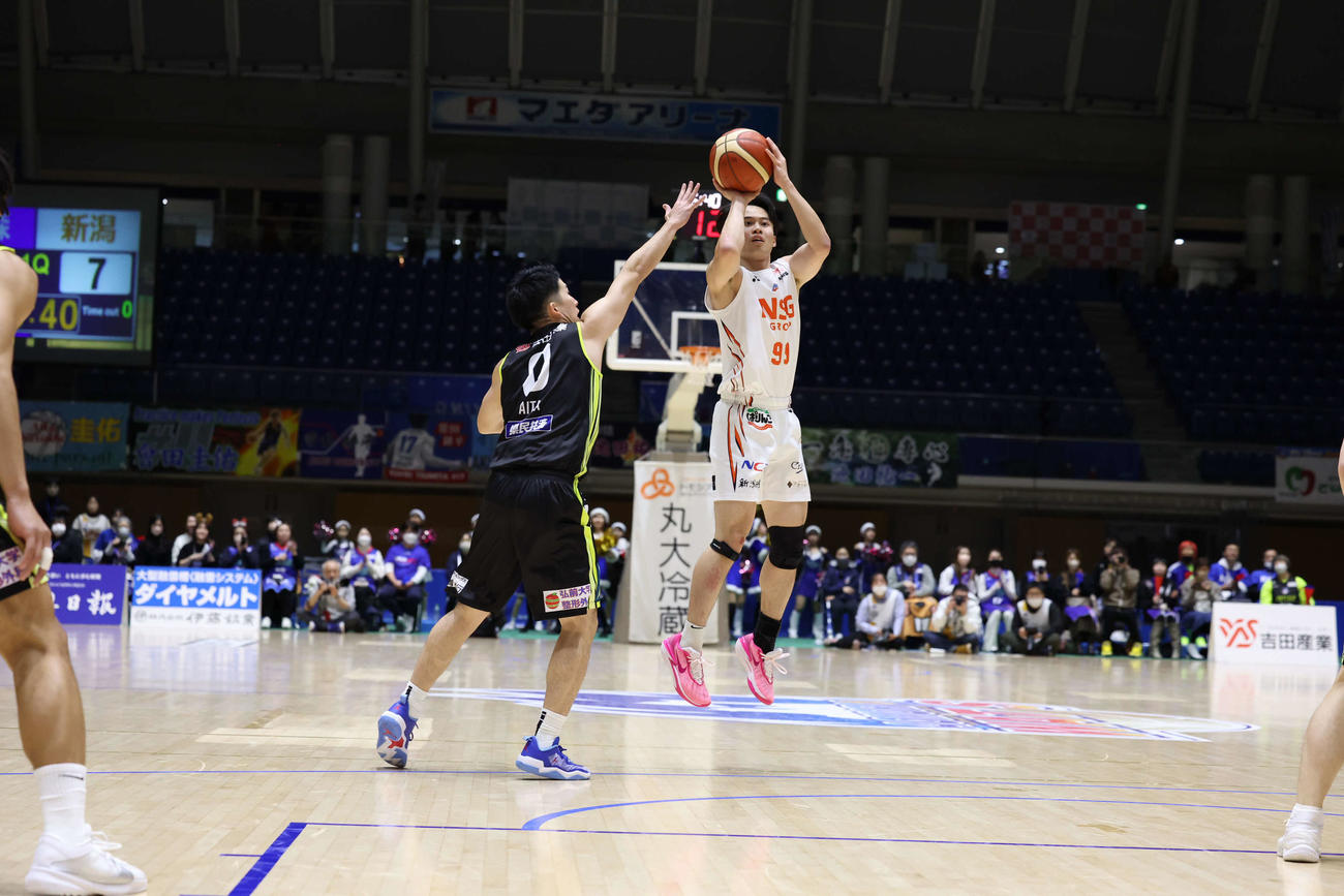 第1Q、シュートを狙う新潟大本（C）B．LEAGUE