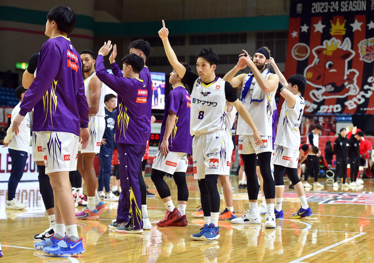 岩手に連勝し、あいさつする村上（右から3人目）ら選手たち