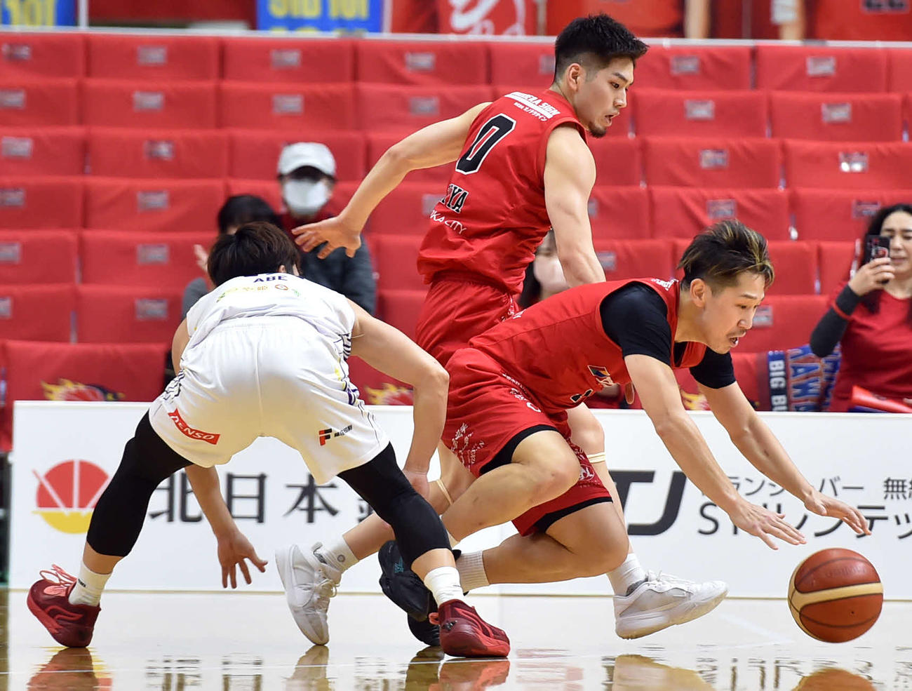 岩手対山形　第2Q、ルーズボールに飛び込む岩手後藤（右）（撮影・相沢孔志）