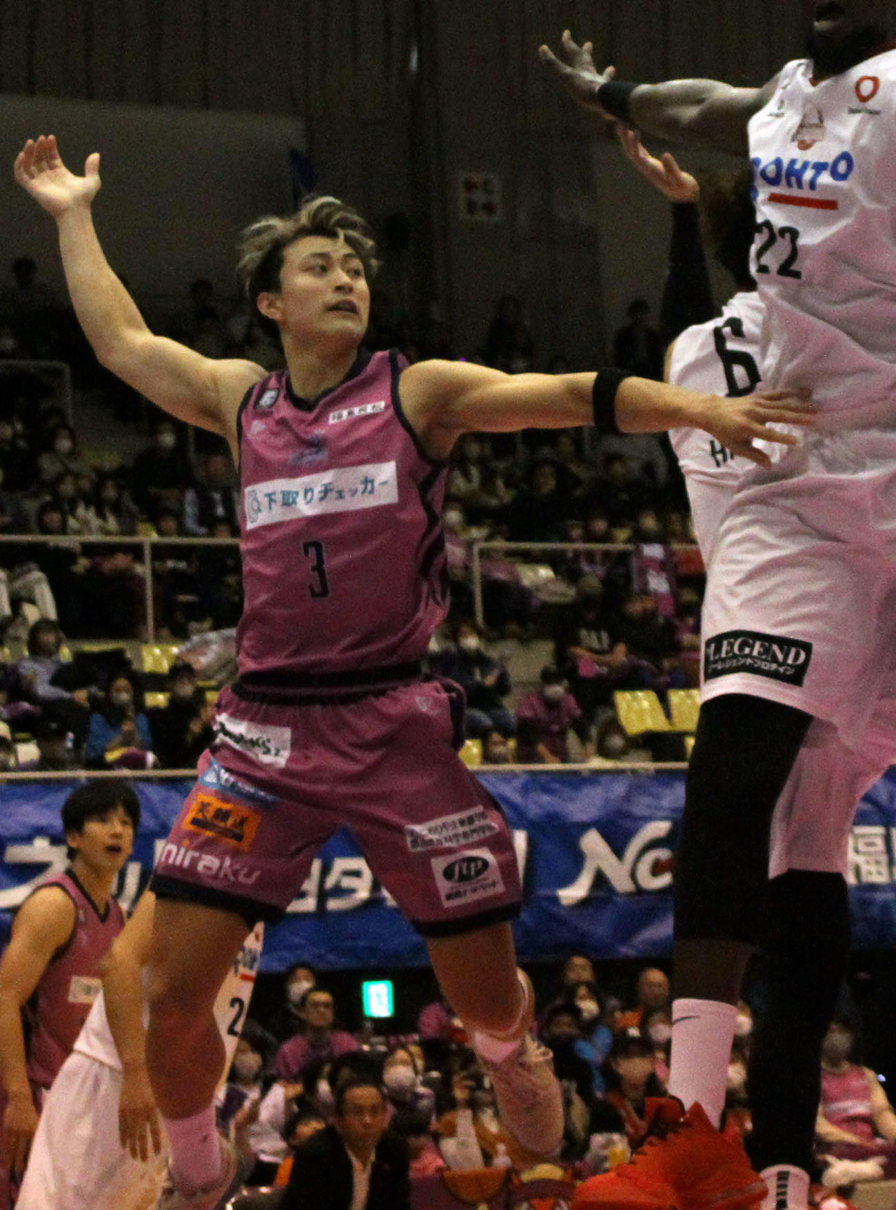 福島対奈良　リバウンドを狙う福島PG加藤（撮影・木村有優）