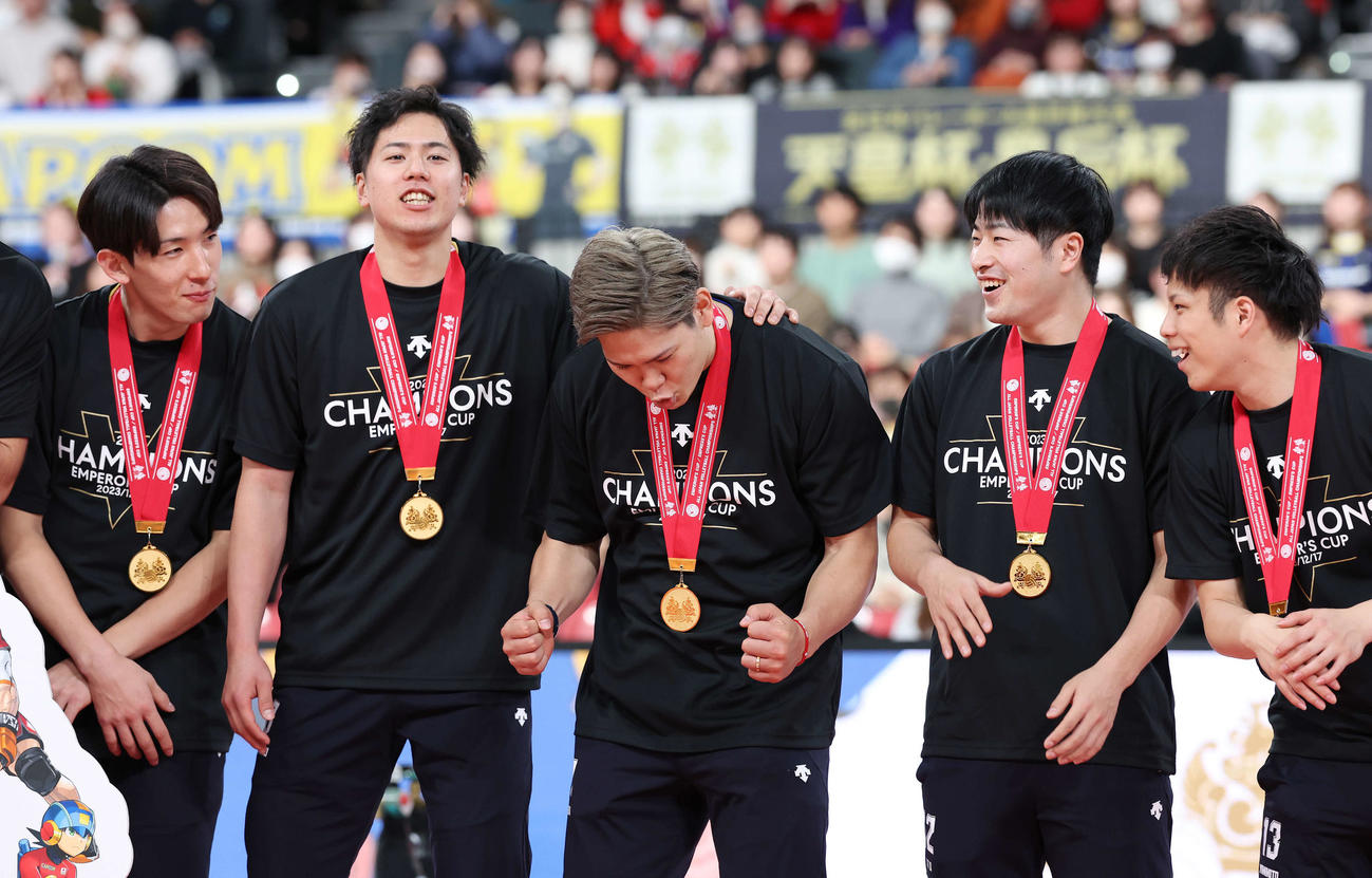 名古屋対パナソニック　全日本選手権を制し、MVPに選ばれ、ガッツポーズするパナソニック西田（中央）（撮影・宮地輝）