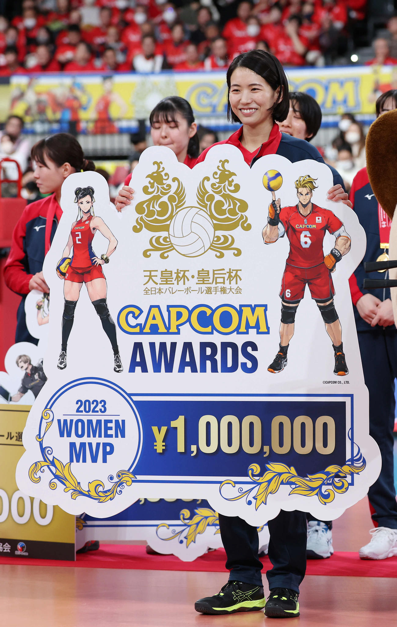 NEC対久光　全日本選手権を制し、MVPに輝き、記念撮影をするNEC古賀（撮影・宮地輝）