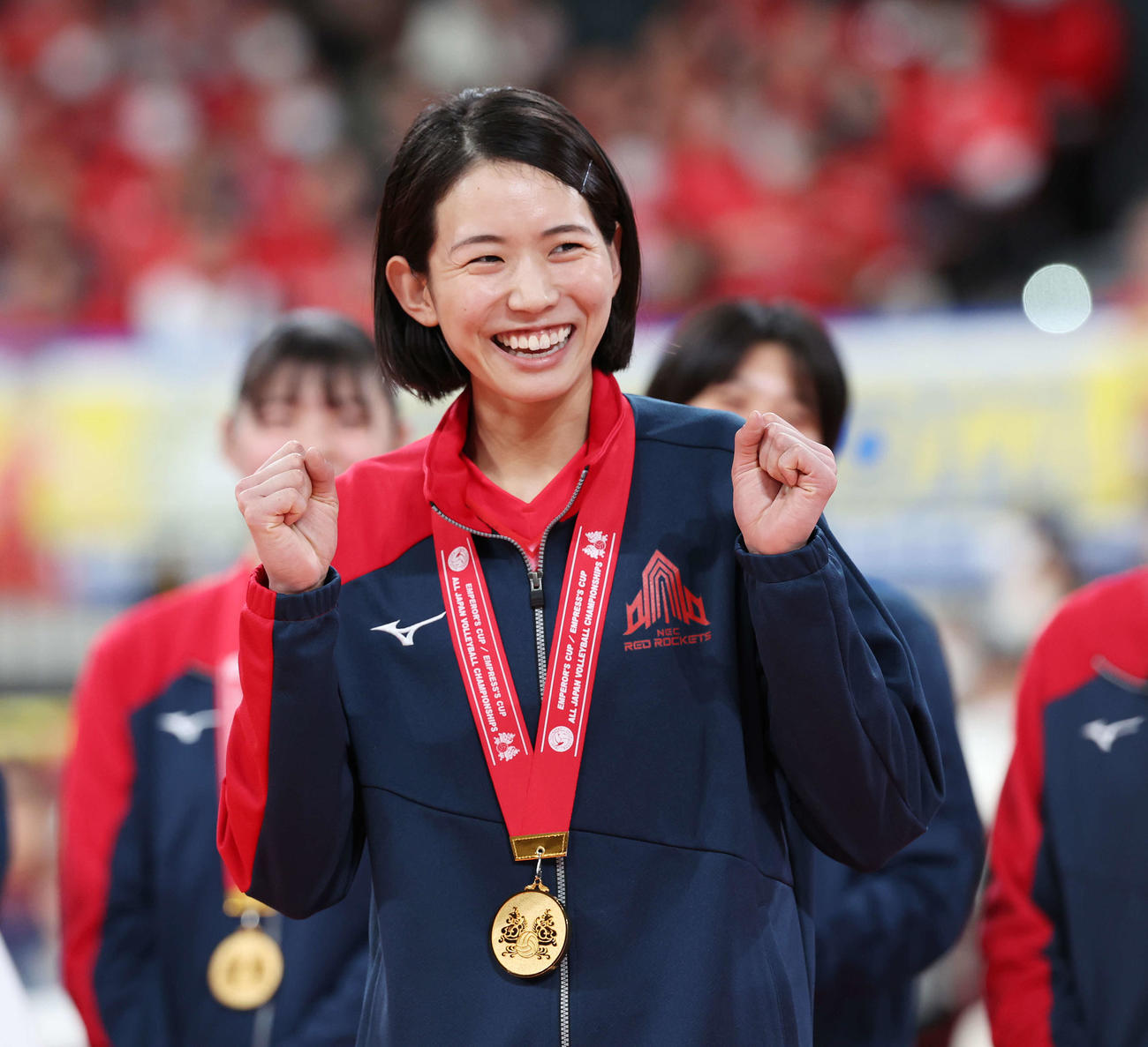 NEC対久光　全日本選手権を制し、MVPに輝いたNEC古賀は笑顔でガッツポーズする（撮影・宮地輝）