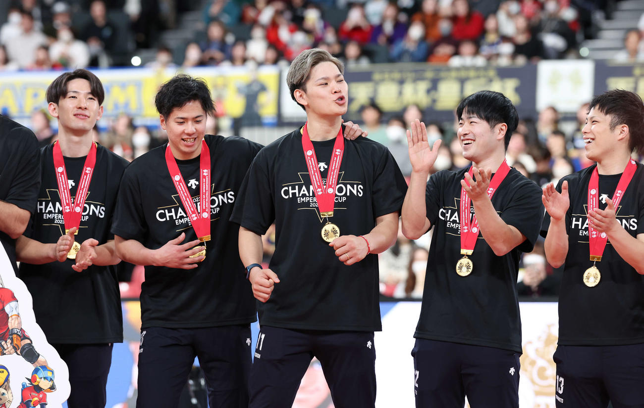 名古屋対パナソニック　全日本選手権を制し、MVPに選ばれ、ガッツポーズするパナソニック西田（中央）（撮影・宮地輝）