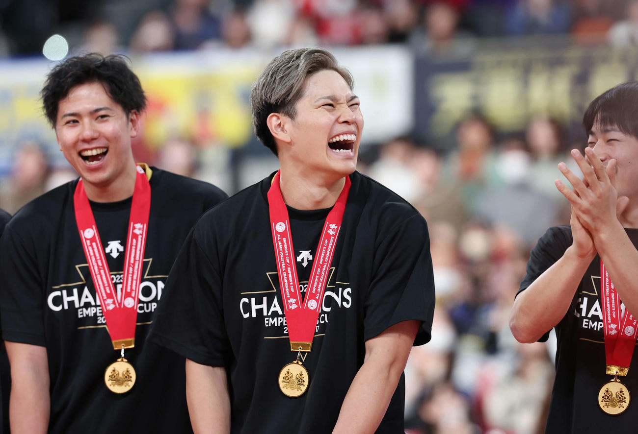 名古屋対パナソニック　全日本選手権を制し、MVPに選ばれ、笑顔を見せるパナソニック西田（中央）（撮影・宮地輝）