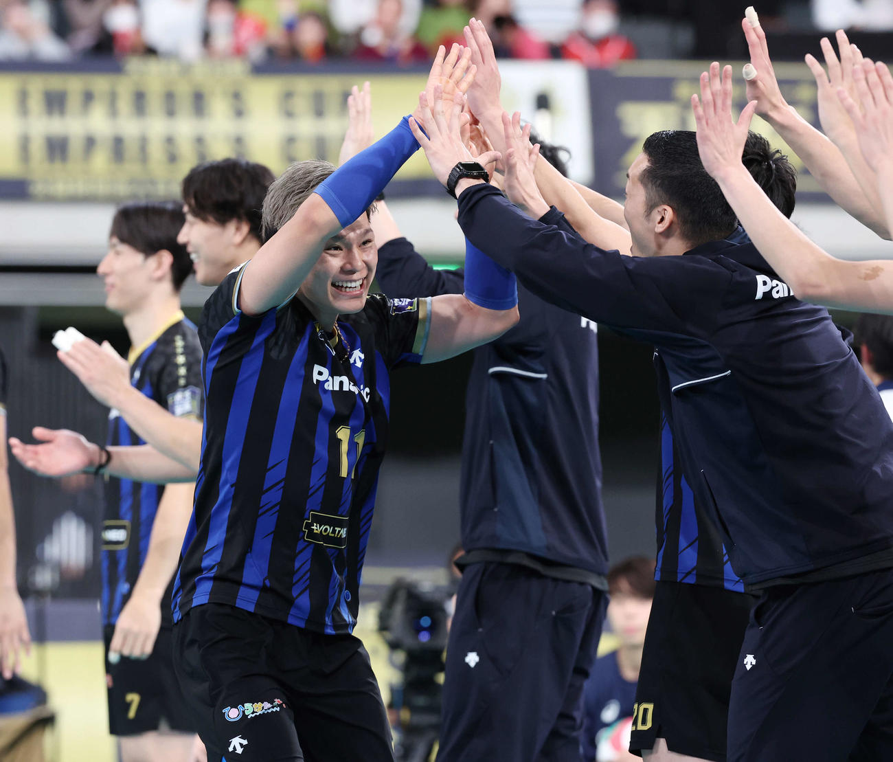 名古屋対パナソニック　全日本選手権を制し、笑顔でタッチを交わすパナソニック西田（撮影・宮地輝）