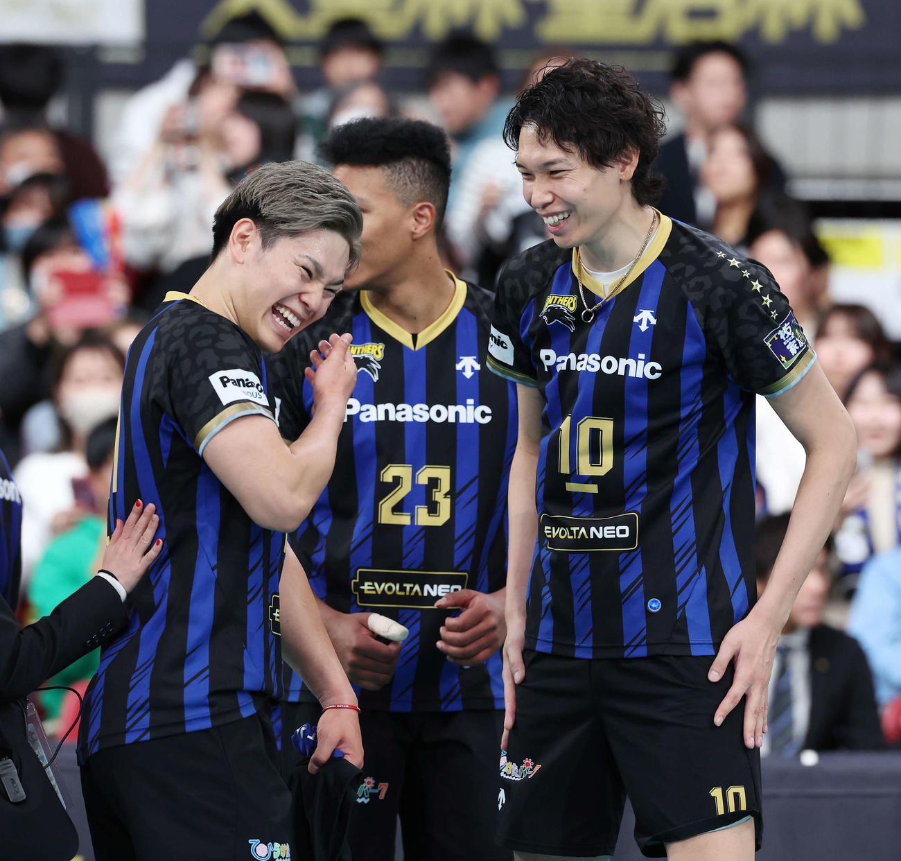 名古屋対パナソニック　全日本選手権を制し、笑顔を見せるパナソニック西田（左）と山内（撮影・宮地輝）