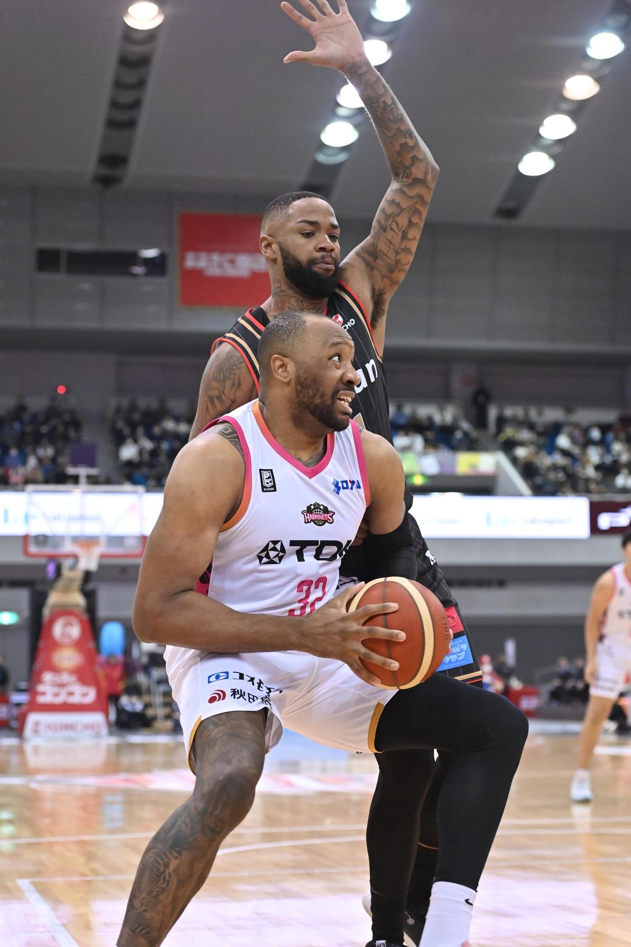 第1Q、シュートを狙う秋田カーター（C）B．LEAGUE