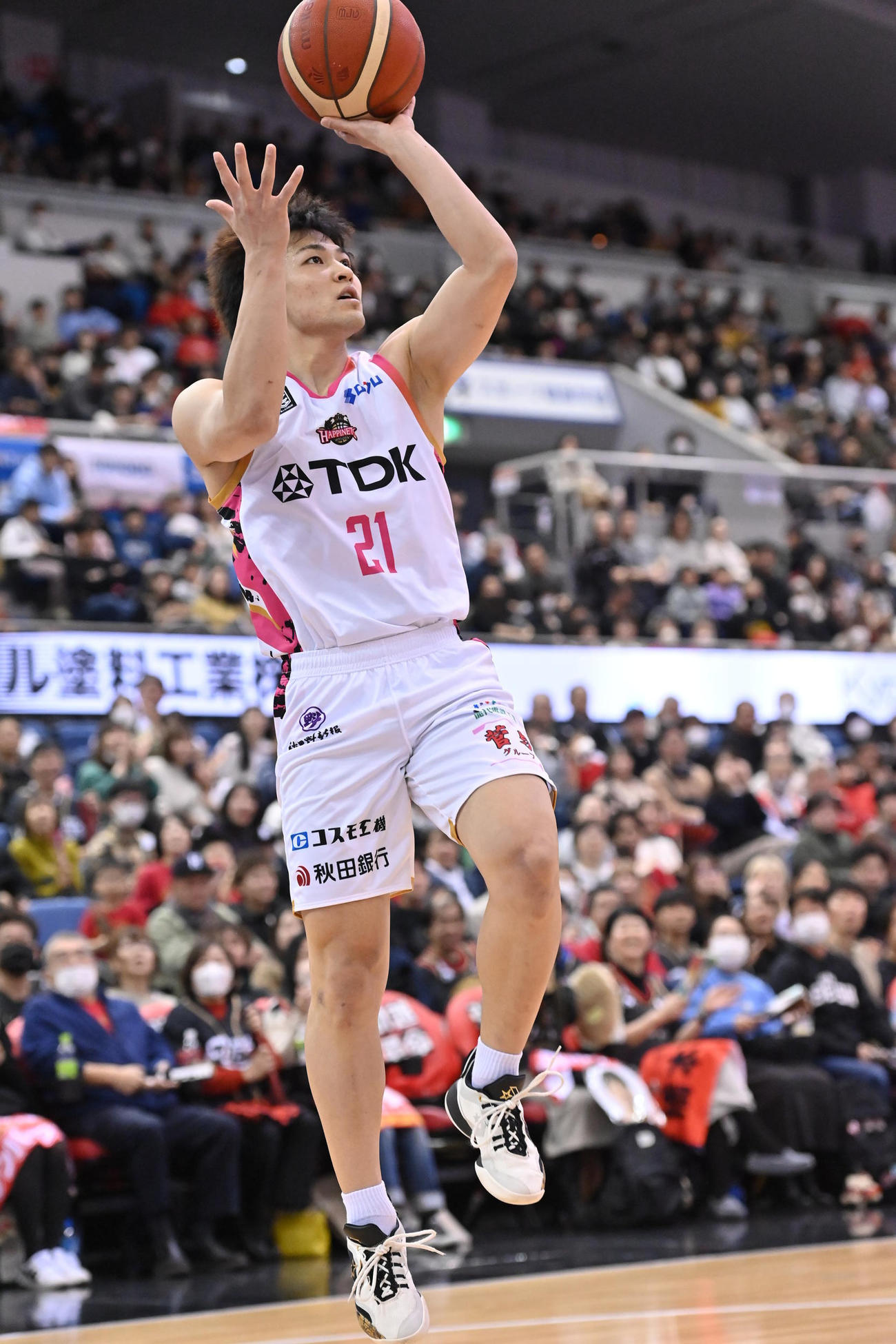 第3Q、シュートを決める秋田長谷川（C）B．LEAGUE