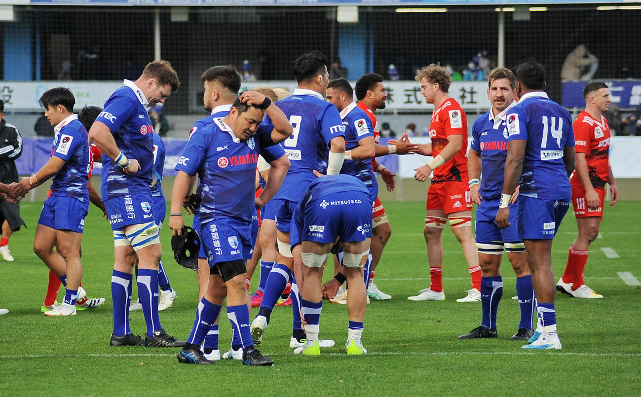試合を終えて残念な表情を見せる静岡ブルーレヴズの選手ら