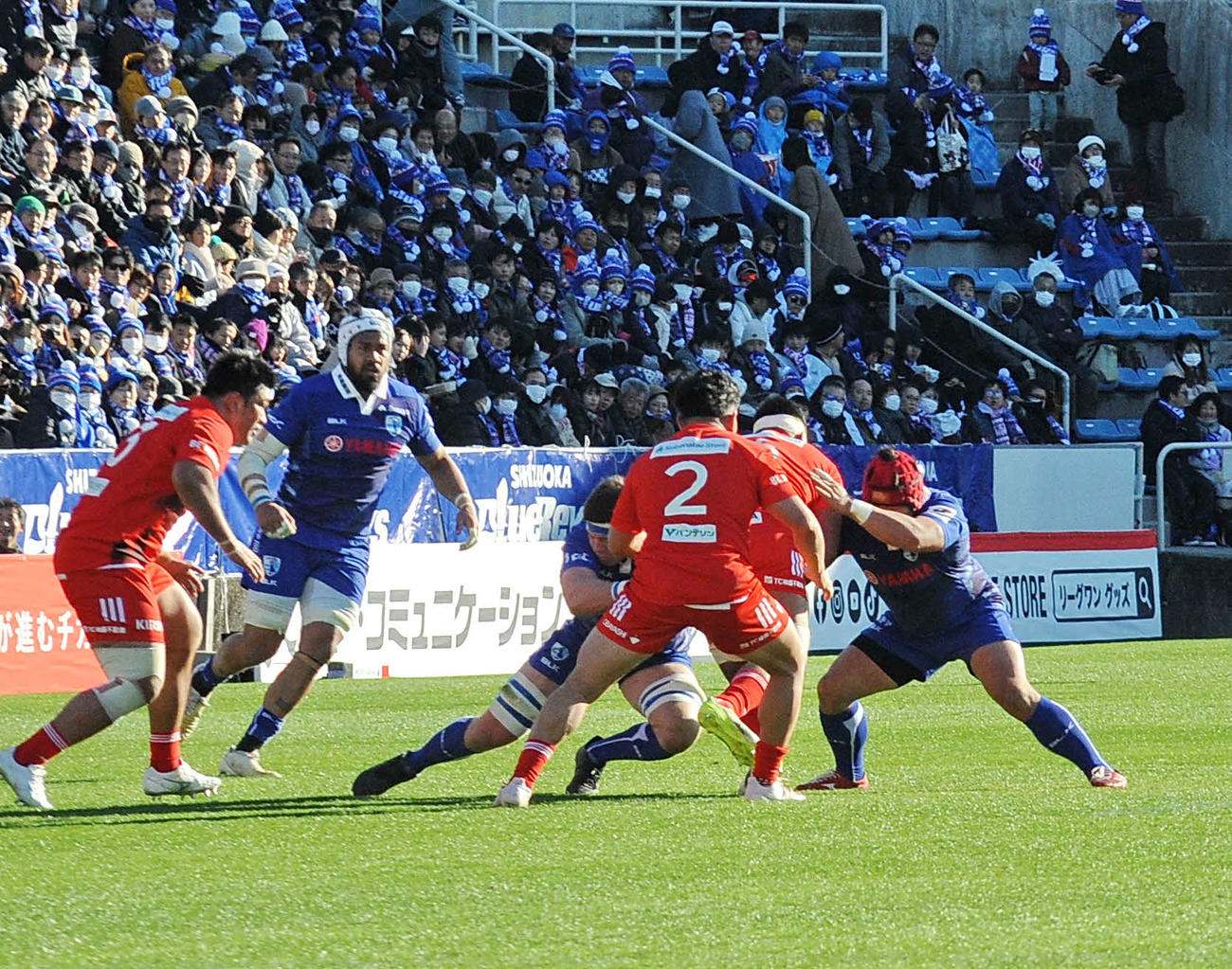 自陣を守る静岡ブルーレヴズの選手ら（奥）