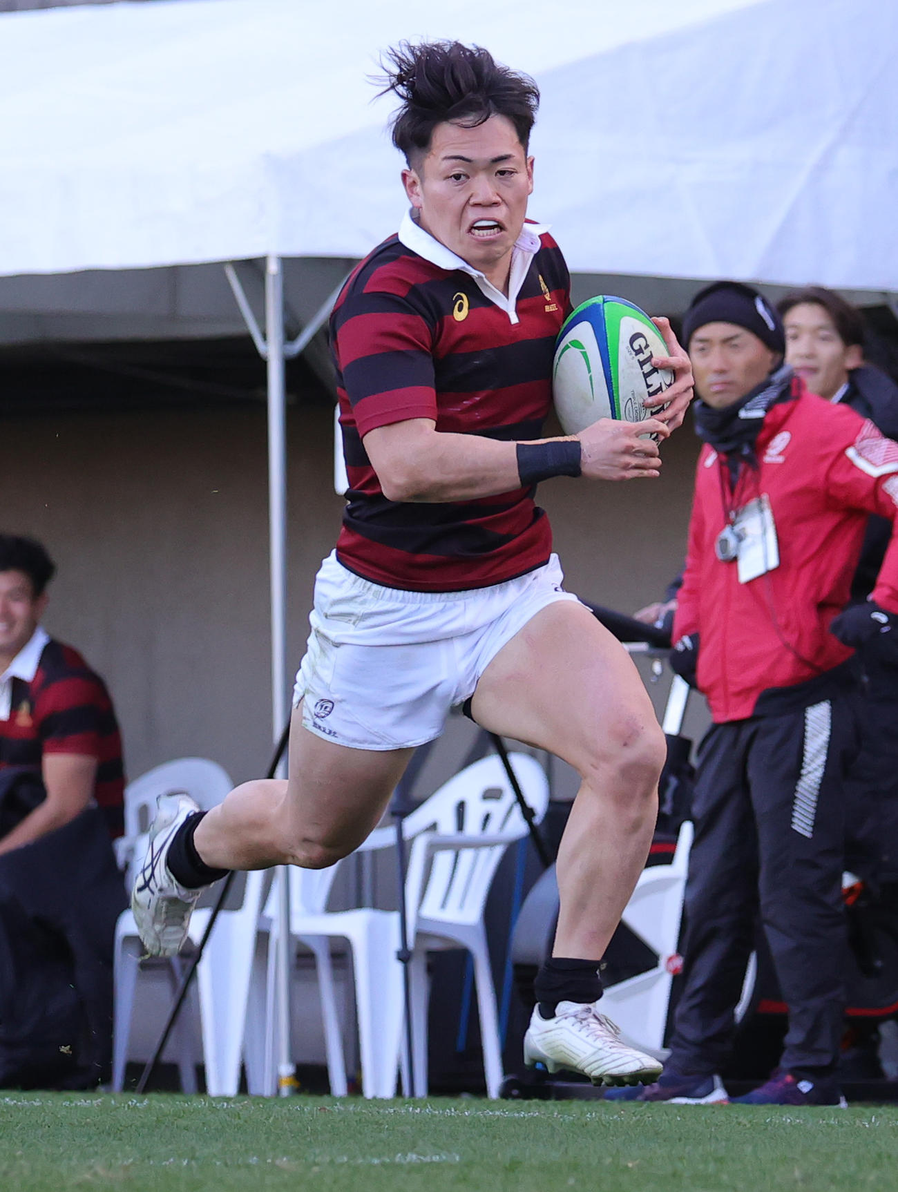 早大対法大　後半、トライを決める早大CTB守屋（撮影・野上伸悟）