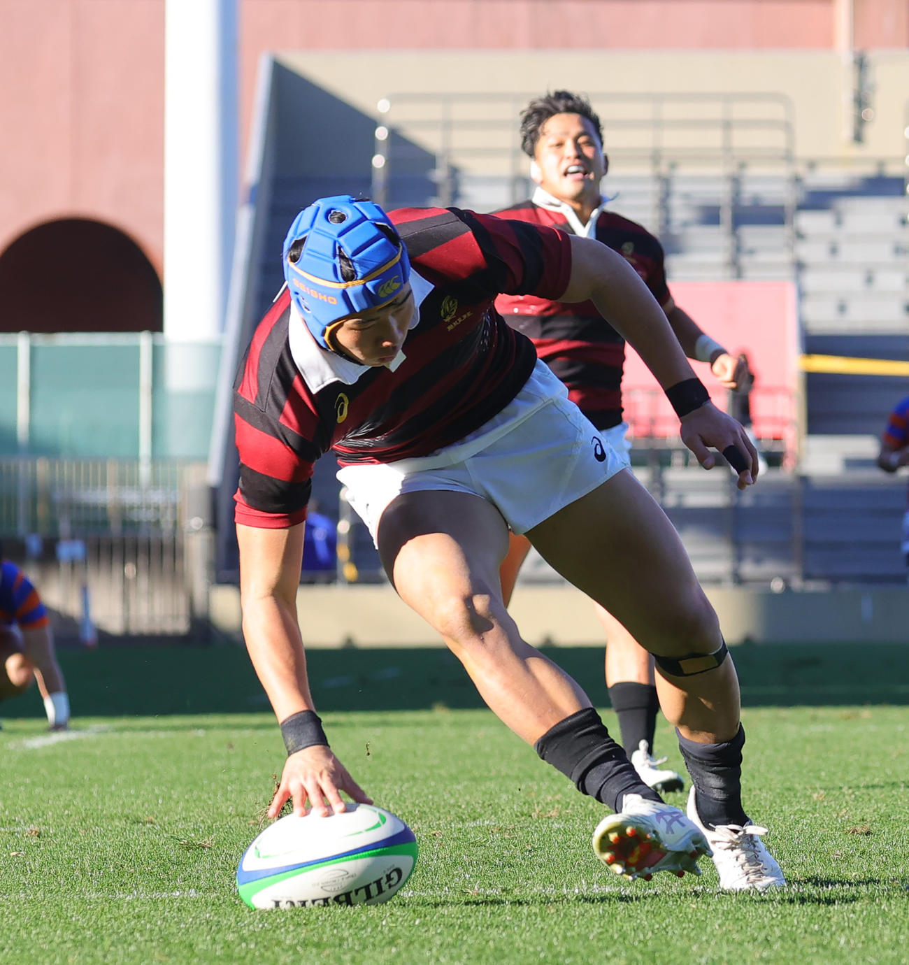 早大対法大　前半、トライを決める早大WTB矢崎（撮影・野上伸悟）
