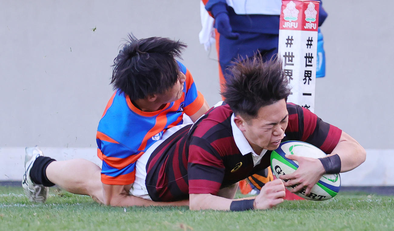 早大対法大　後半、法大WTB石岡のタックルを受けながらトライを決める早大CTB守屋（撮影・野上伸悟）