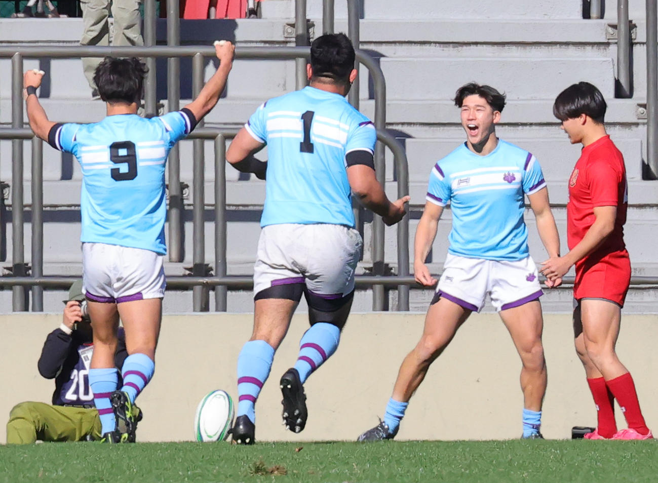 流通経大対筑波大　前半、トライを決め喜ぶ筑波大FB増山（撮影・野上伸悟）