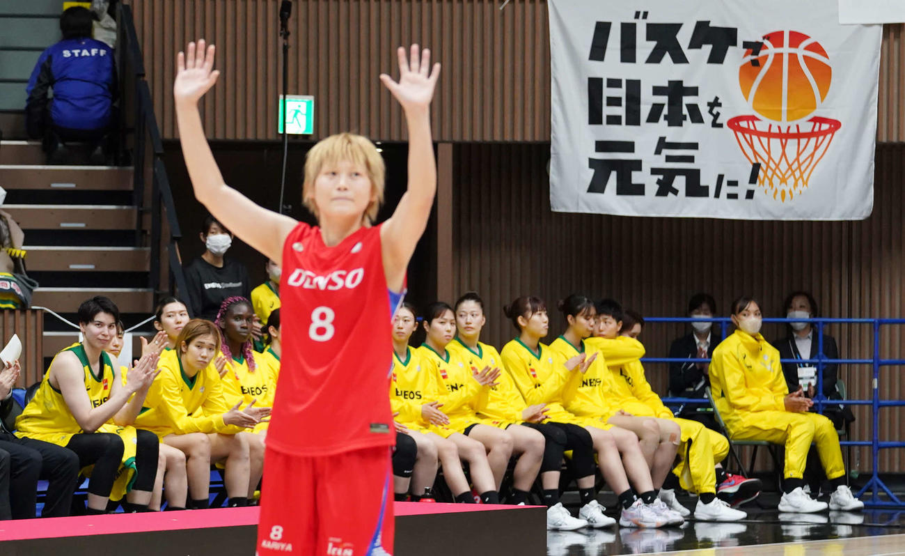 優勝インタビューを終えたデンソー高田真希（中央）に拍手を送る渡嘉敷来夢（左端）らENEOSの選手たち（撮影・小沢裕）