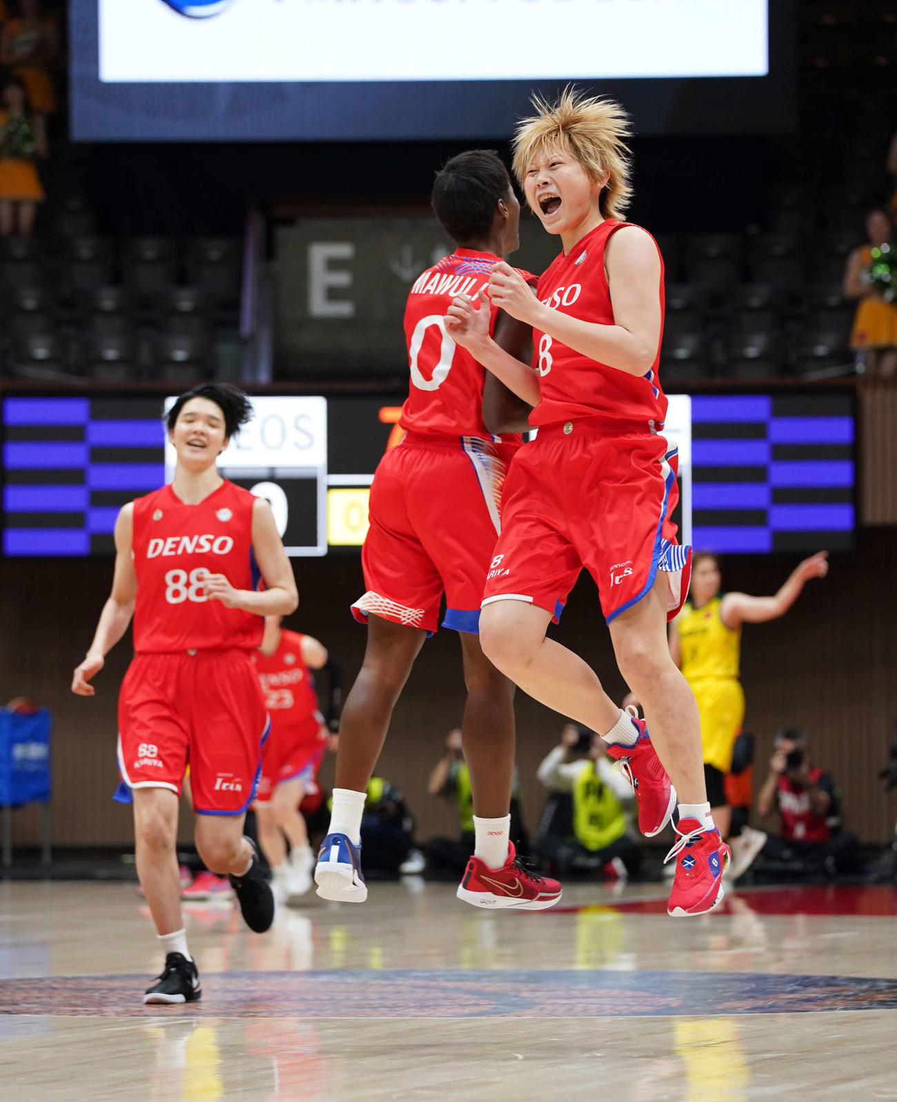 第3Q、3Pシュートを決めたデンソー高田（右）は馬瓜の祝福を受ける（撮影・小沢裕）