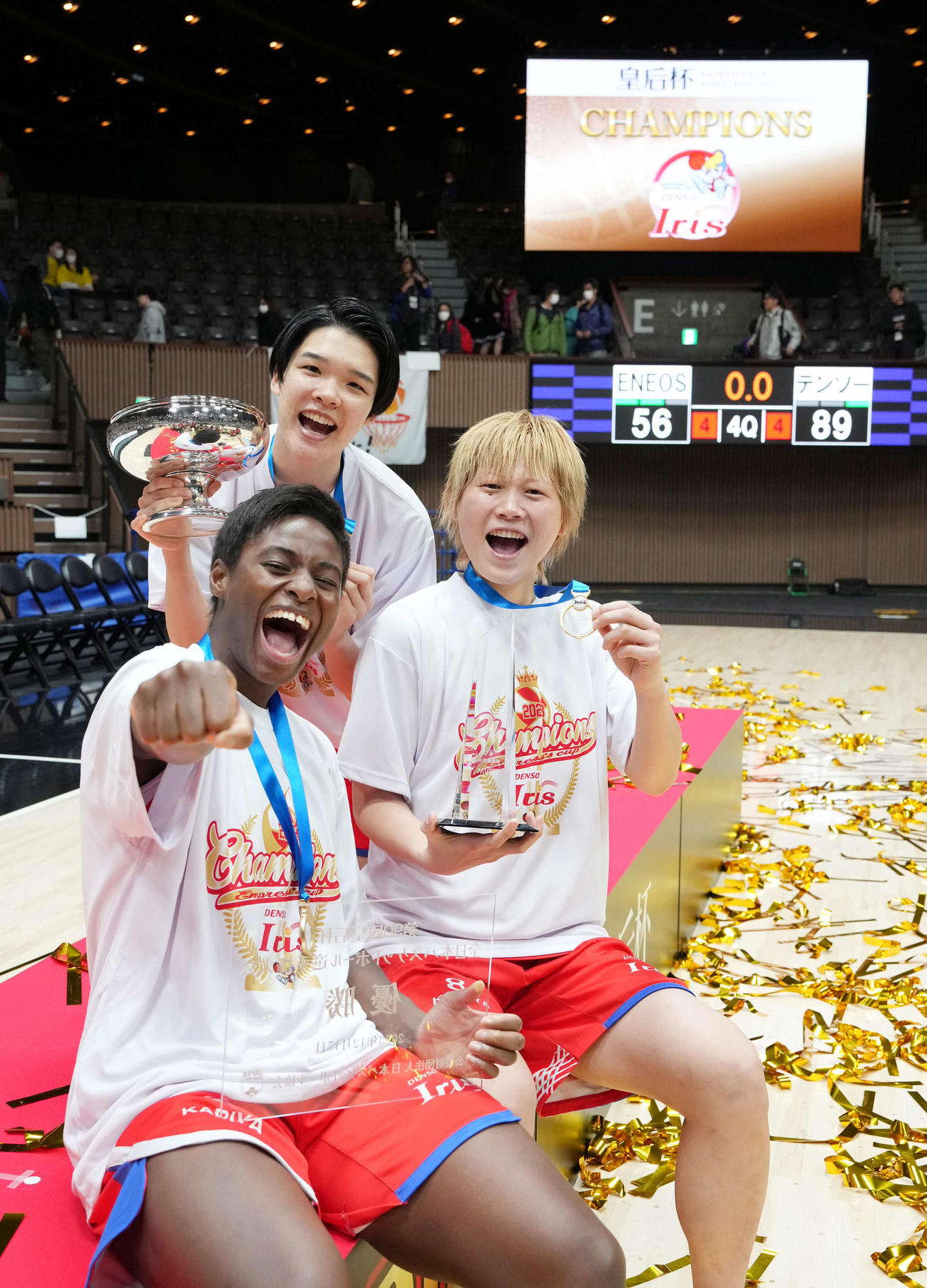初優勝を飾り表彰台で雄たけびを上げるデンソーの（手前左から時計まわりに）馬瓜、赤穂、MVPを受賞した高田（撮影・小沢裕）