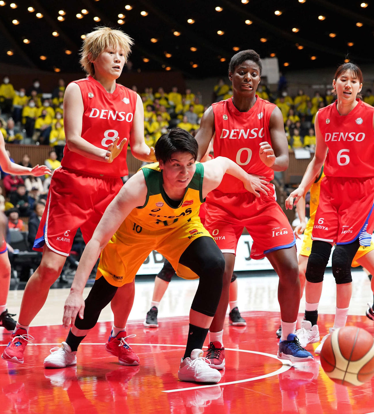 第3Q、ENEOS渡嘉敷（左から2人目）へのパスは通らず。後方左からデンソー高田、馬瓜エブリン、本川（撮影・小沢裕）