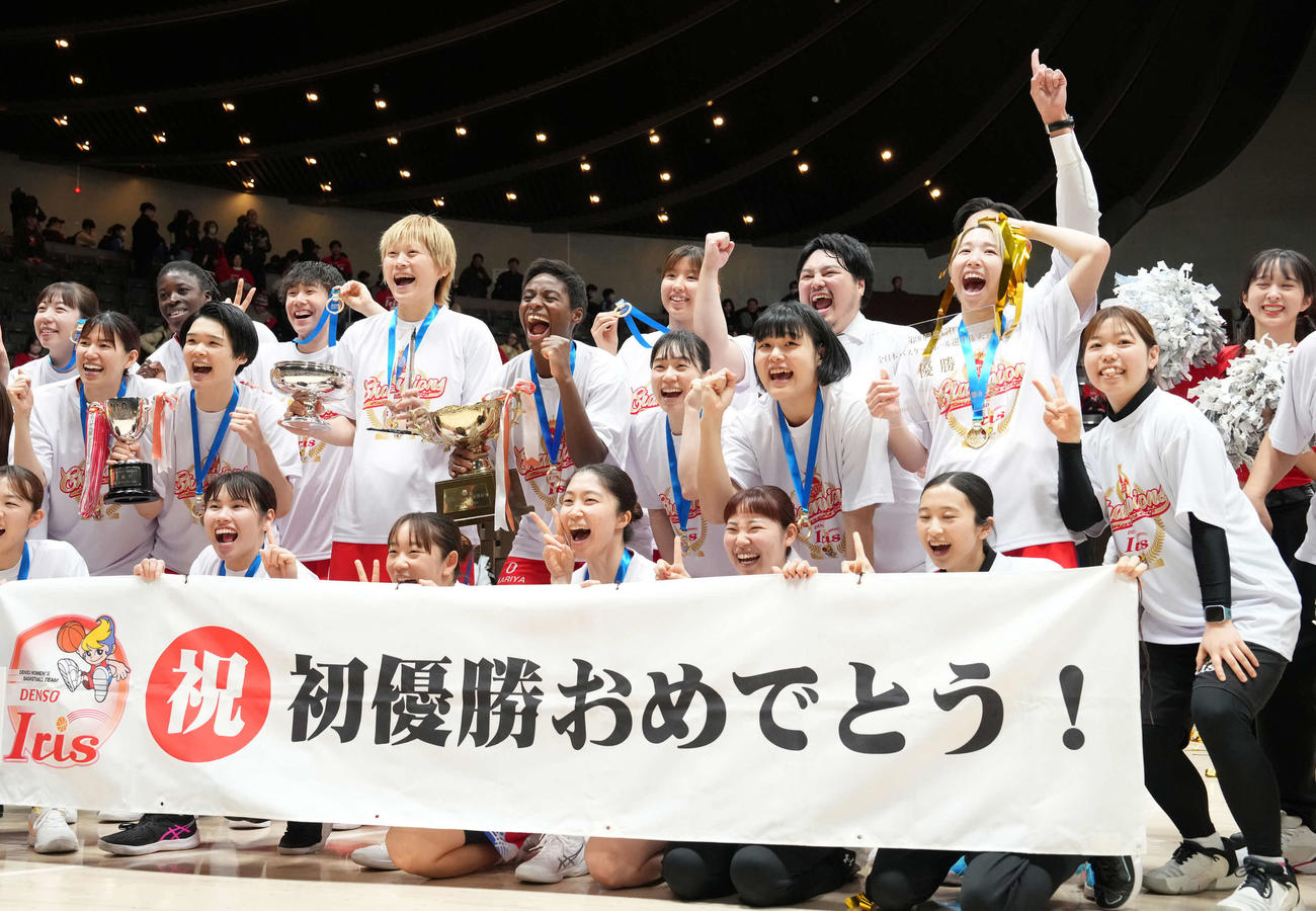 初優勝を飾り記念撮影で喜びを爆発させるデンソーの選手たち（撮影・小沢裕）