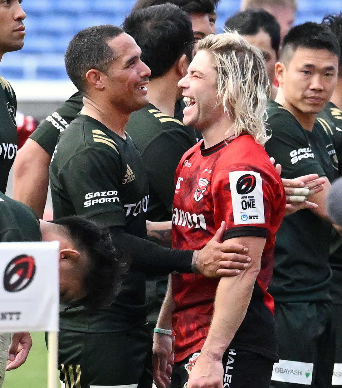 試合後、健闘をたたえ合うトヨタSHアーロン・スミス（左）と横浜SHファフ・デクラーク（2023年12月16日撮影）