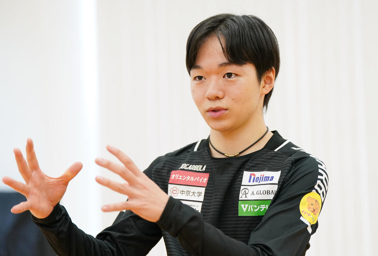 インタビューに身ぶりを交え応える鍵山優真（撮影・森本幸一）