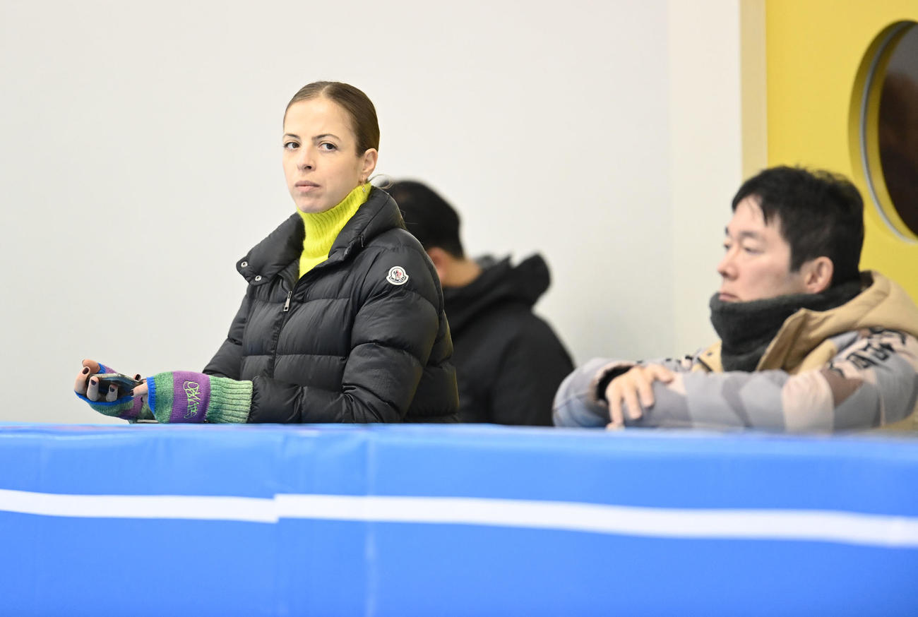 練習する鍵山優真を見つめる父正和コーチ（右）とカロリナ・コストナーコーチ（撮影・森本幸一）