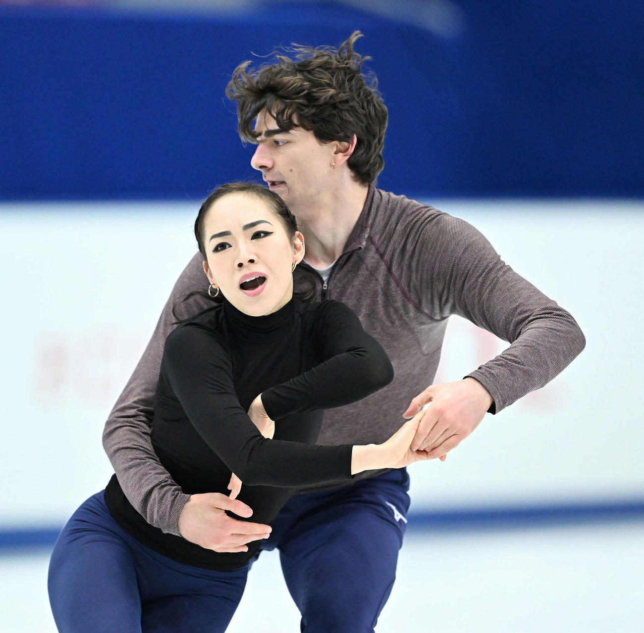 アイスダンスの公式練習をする小松原美里（左）と尊（撮影・滝沢徹郎）