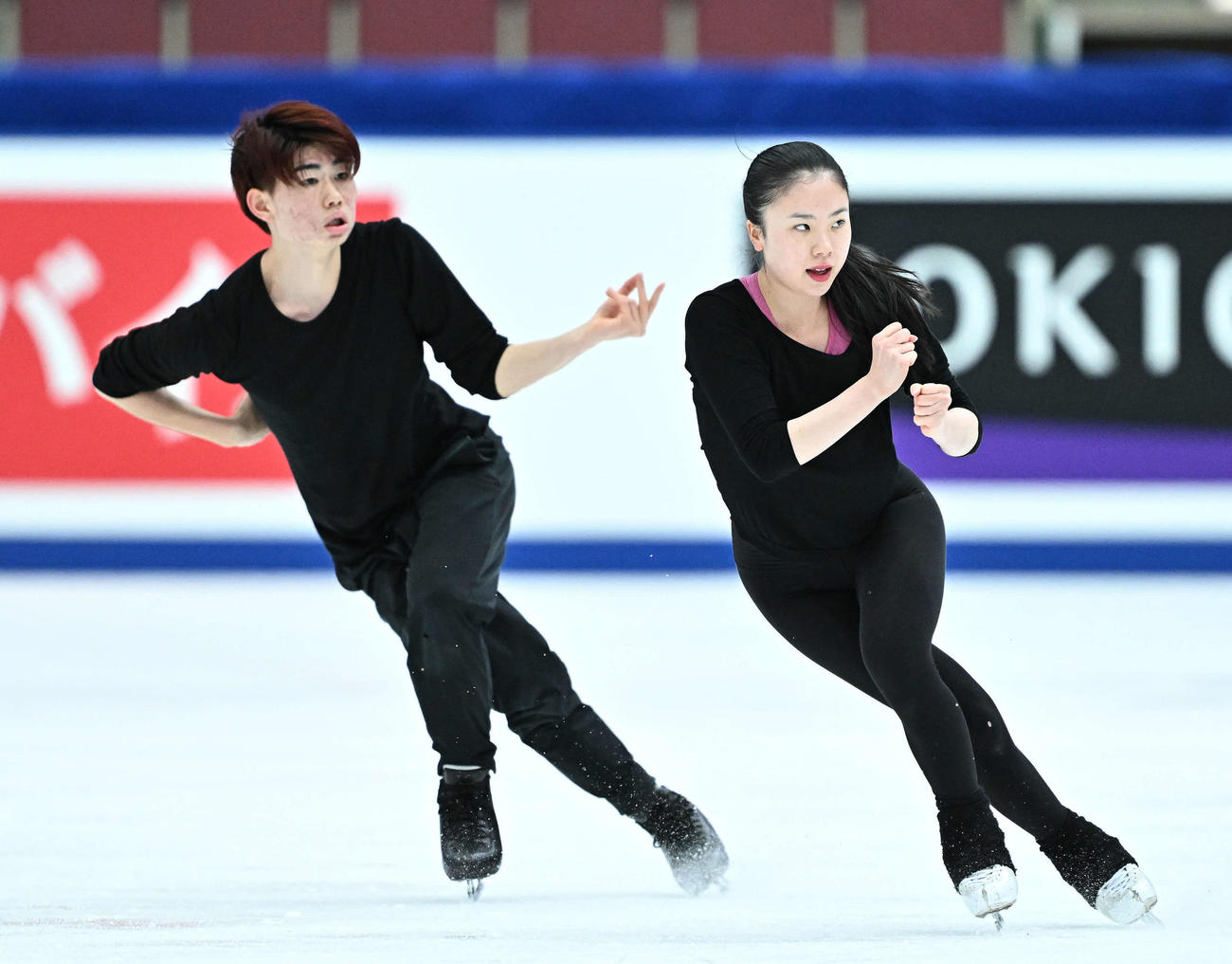 アイスダンスの公式練習をする森田真沙也（左）と吉田唄菜（撮影・滝沢徹郎）