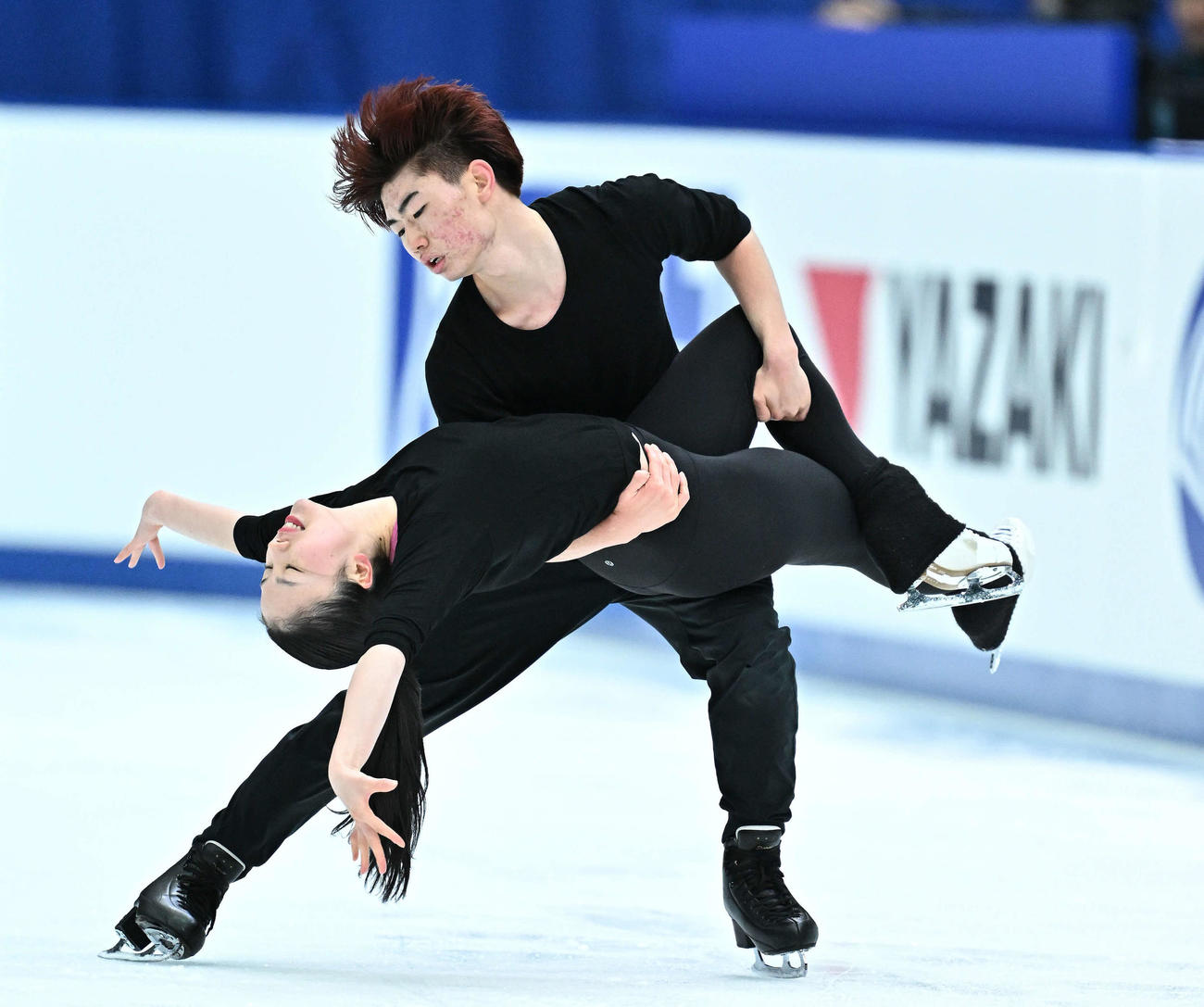 アイスダンスの公式練習をする森田真沙也（上）と吉田唄菜（撮影・滝沢徹郎）
