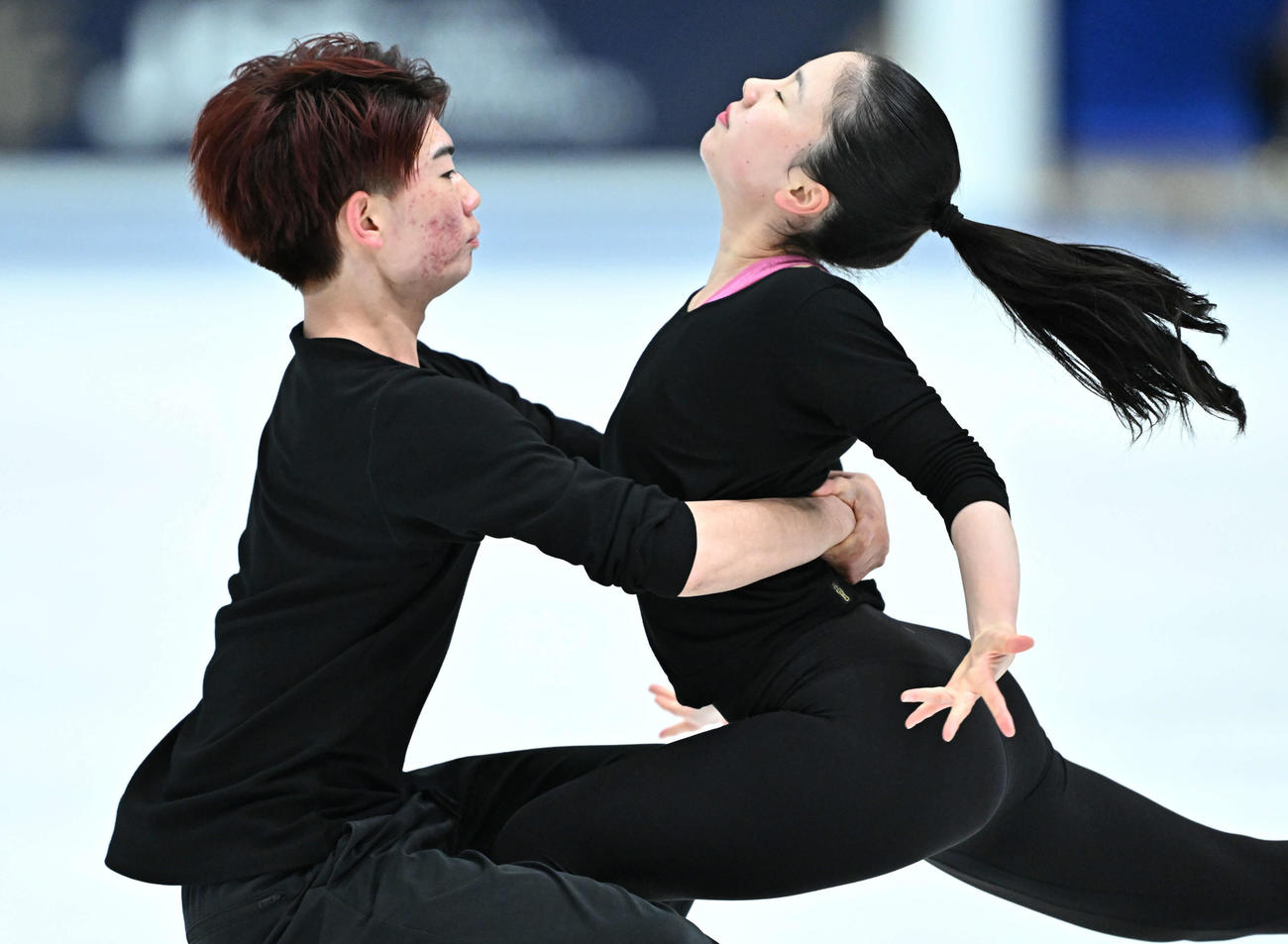 アイスダンスの公式練習をす森田真沙也（左）と吉田唄菜（撮影・滝沢徹郎）