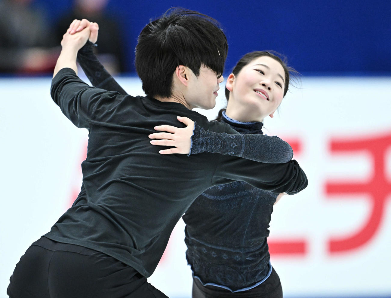 アイスダンスの公式練習をする田中梓沙（右）と西山真瑚（撮影・滝沢徹郎）