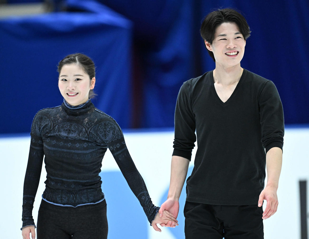アイスダンスの公式練習で笑顔を見せる田中梓沙（左）と西山真瑚（撮影・滝沢徹郎）