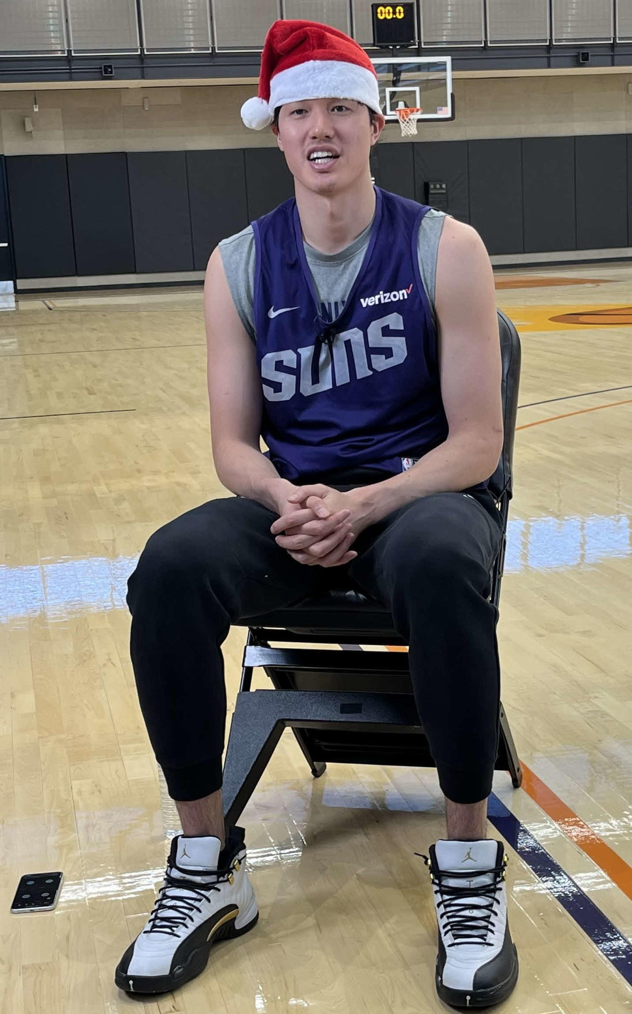 サンタ帽をかぶるNBAサンズの渡辺雄太（WOWOW提供）