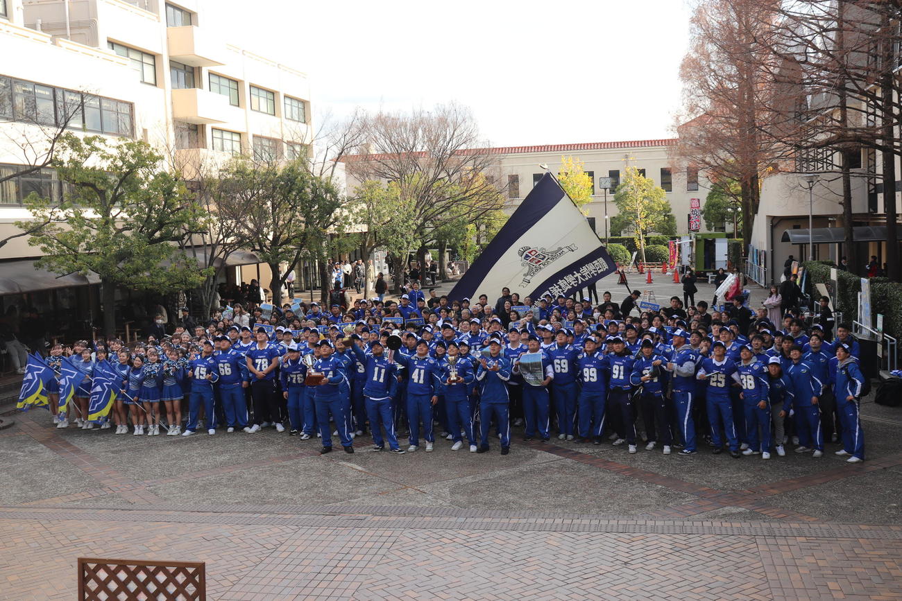 集合写真を撮る関学大アメリカンフットボール部員ら（撮影・竹本穂乃加）