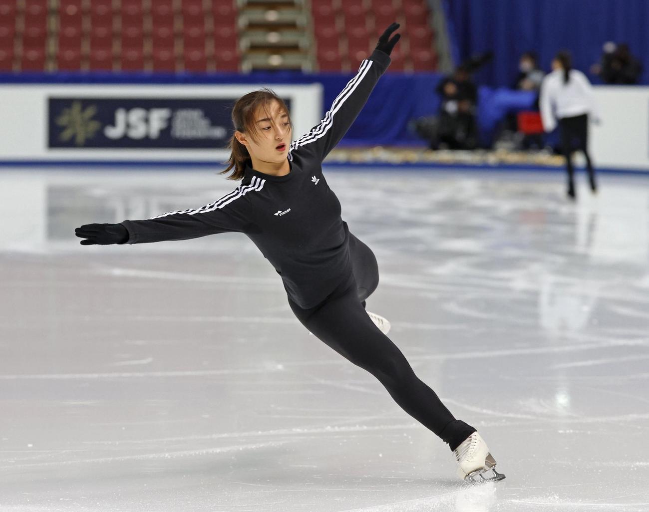 公式練習で調整する坂本花織（共同）