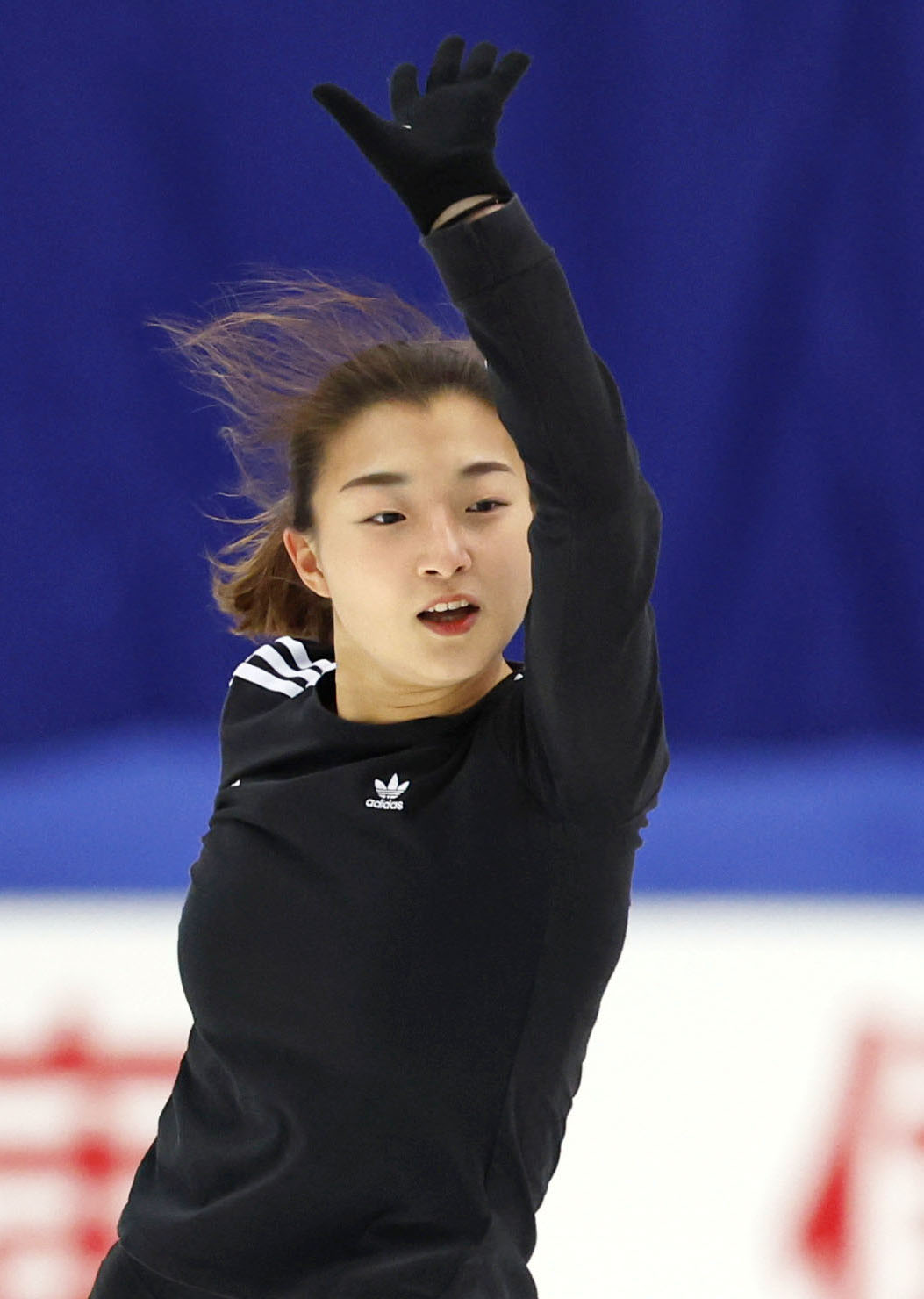 公式練習で調整する坂本花織（共同）