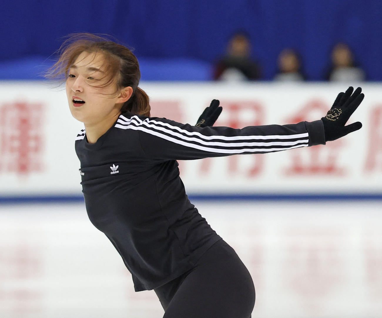 公式練習で調整する坂本花織（共同）
