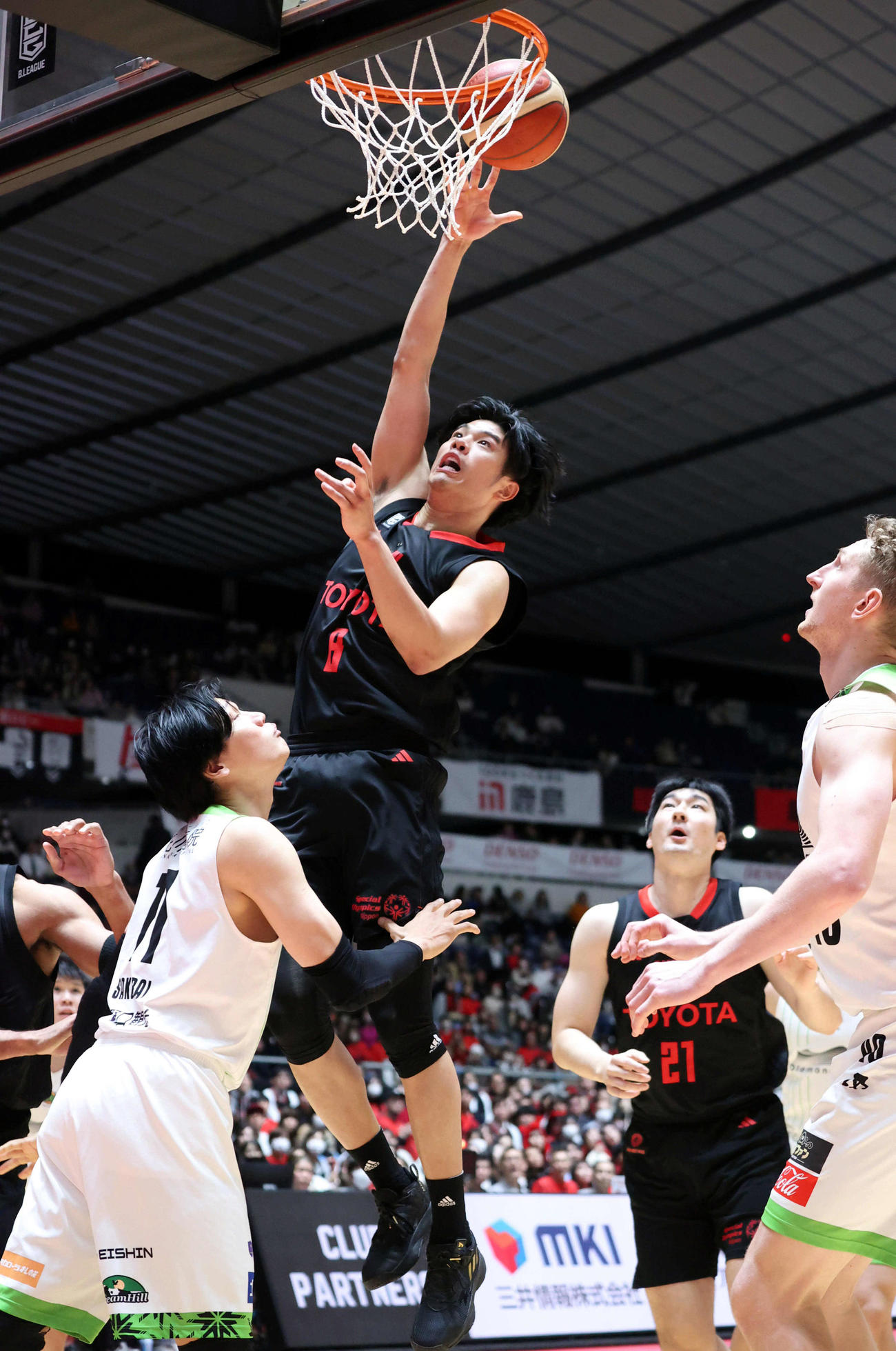 A東京対北海道　第4Q、シュートを決めるA東京吉井（中央）（撮影・松本俊）