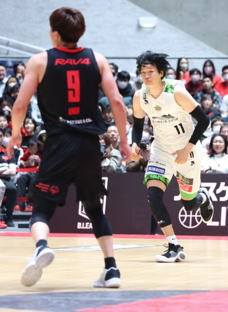 A東京対北海道　第1Q、今季限りでの引退を表明している北海道桜井（右）は、かつて所属していたA東京戦のコートに立つと大きな拍手を受けた