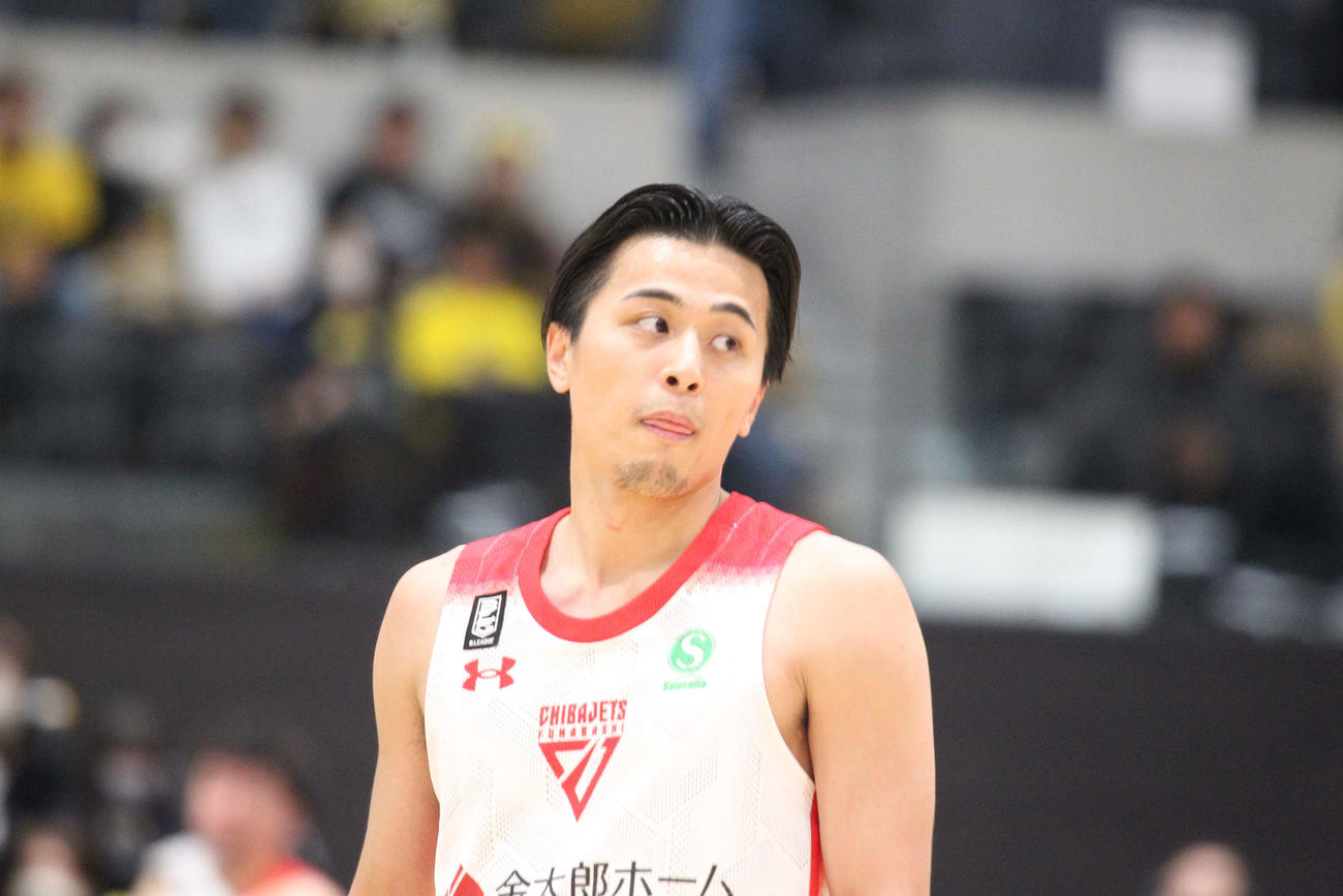宇都宮対千葉J　比江島をファウルでとめてしまい、しまったという表情の千葉・富樫（撮影・沢田啓太郎）