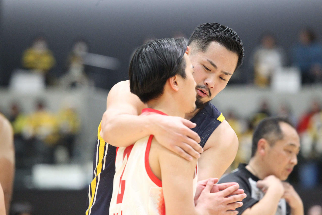 宇都宮対千葉J　ファウルを犯してしまった千葉の富樫（左）を慰める宇都宮鵤（撮影・沢田啓太郎）