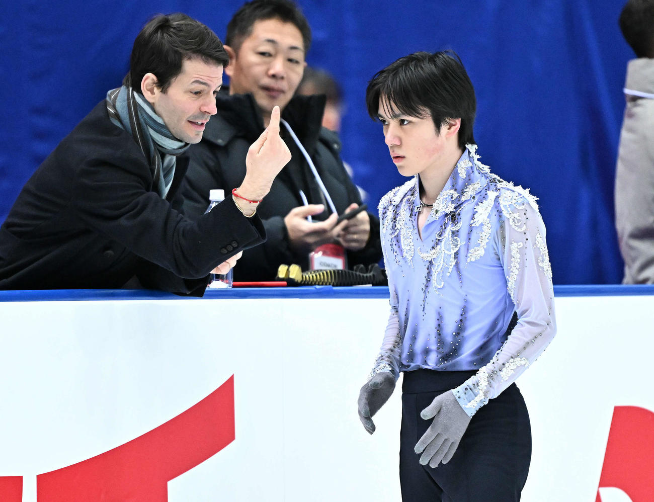 男子ショートプログラムの公式練習で宇野（右）はステファン・ランビエル・コーチの話しを聞く（撮影・滝沢徹郎）