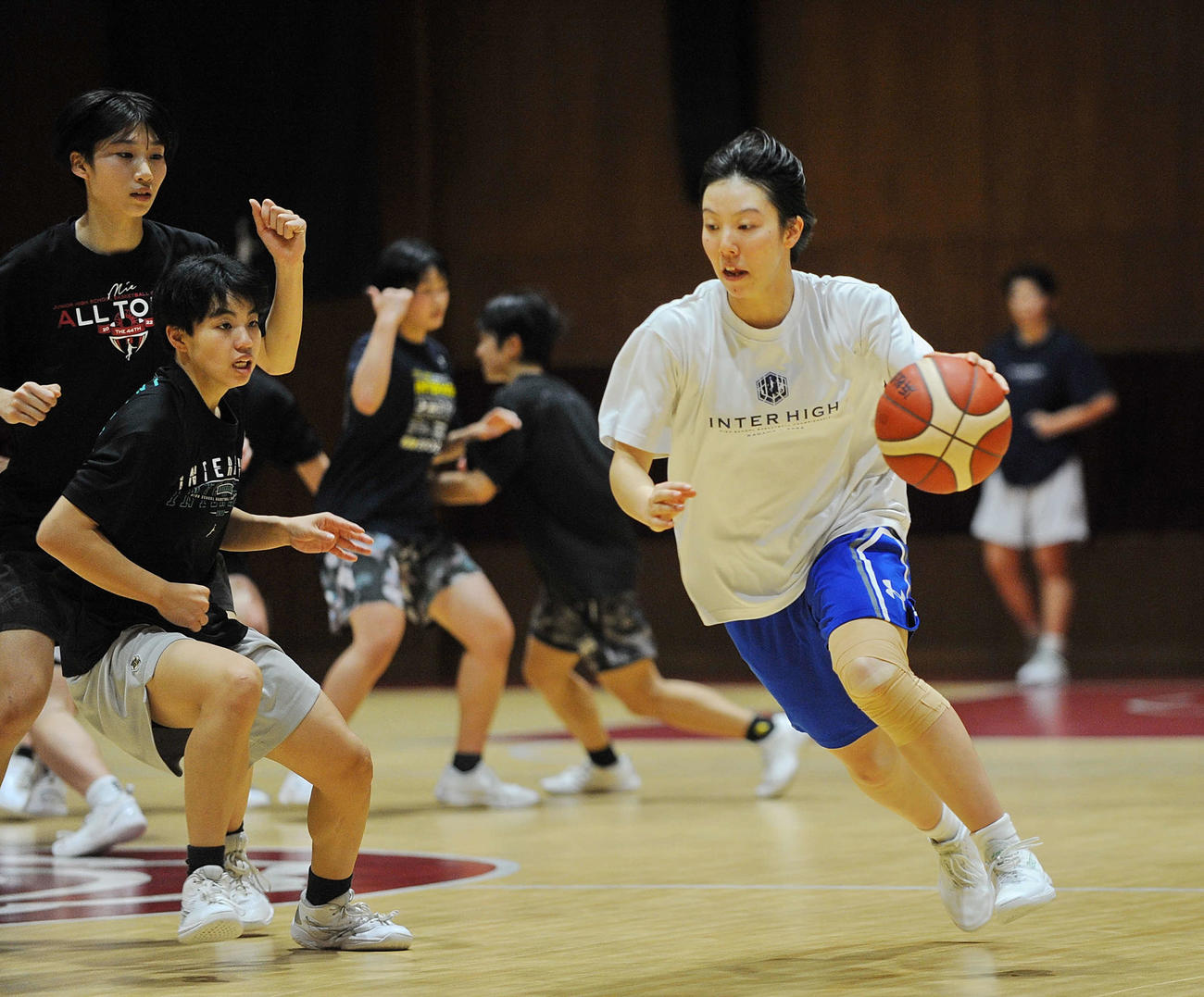 ドリブルで切り込む浜松開誠館の望月