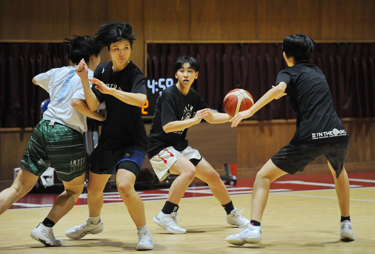 攻守練習する浜松開誠館の井口（中央右）ら