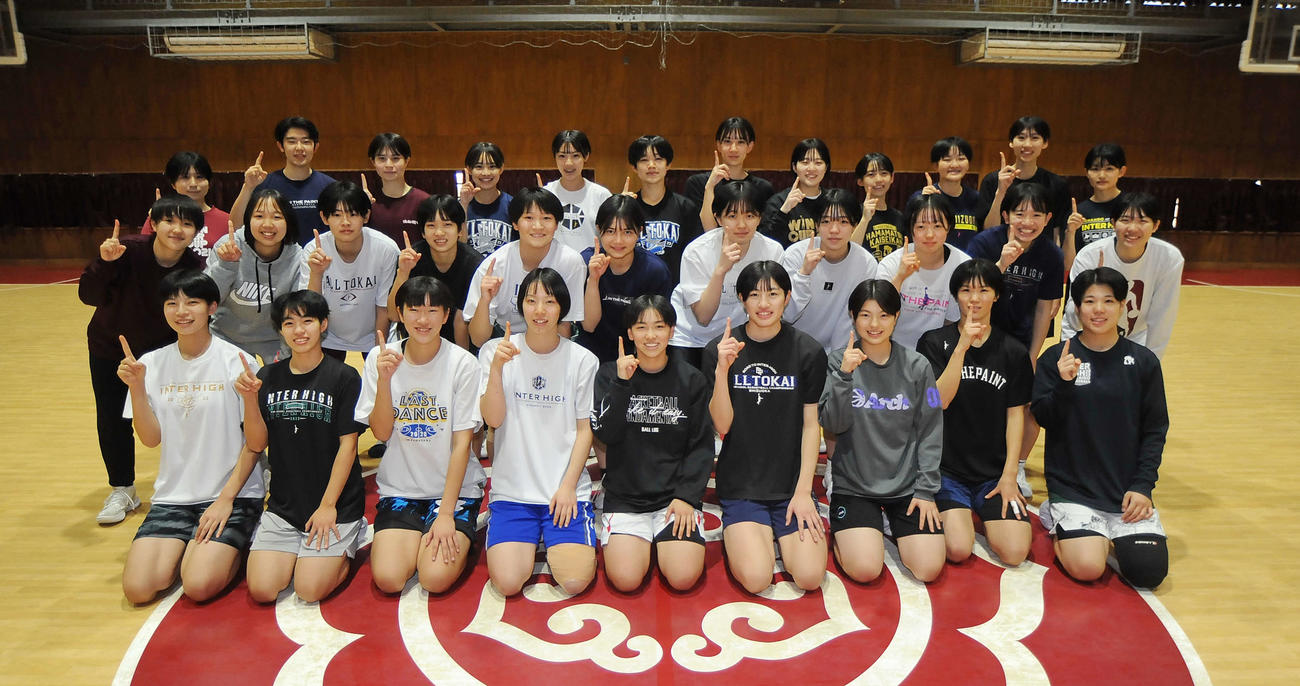 NO・1ポーズで士気を高める浜松開誠館の選手ら